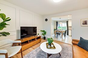 Walk to Shops & Dining: Glen Cove Apt w/ Yard!