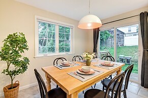 Walk to Shops & Dining: Glen Cove Apt w/ Yard!