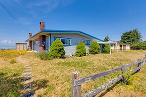 Point Roberts Cottage w/ Ocean Views + Hot Tub!