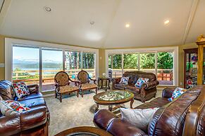 Charming Poulsbo Retreat: Hood Canal Views!