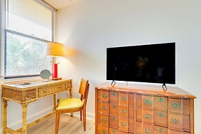 Gulf Breeze Escape w/ Patio + Community Pool!