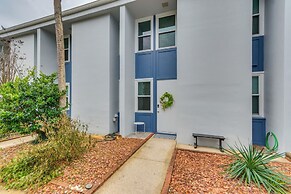 Gulf Breeze Escape w/ Patio + Community Pool!