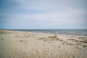 Walk to Beach: Chatham Getaway w/ Sunroom!