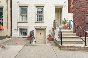 Downtown Albany Apartment: Walk to Capitol!