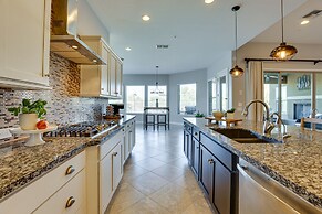 Saltwater Pool & Swim-up Bar: Goodyear Oasis!