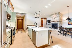 Mountain Views: Luxurious Grand Lake Escape!