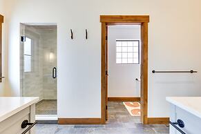 Mountain Views: Luxurious Grand Lake Escape!