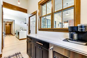 Mountain Views: Luxurious Grand Lake Escape!