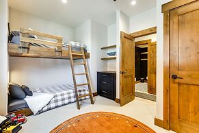 Mountain Views: Luxurious Grand Lake Escape!