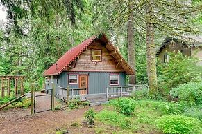 Peaceful Mt. Hood Cabin w/ Hot Tub & Fire Pit!
