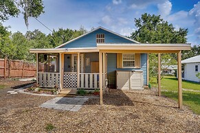 Lake Wales Vacation Rental w/ Screened-in Porch!