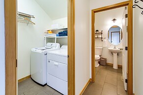 Klamath Falls Getaway w/ Pool & Hot Tub Access!