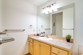 Klamath Falls Getaway w/ Pool & Hot Tub Access!