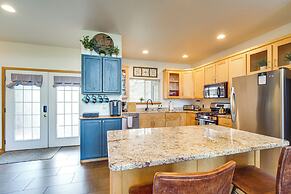 Klamath Falls Getaway w/ Pool & Hot Tub Access!
