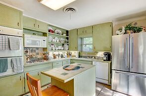 Lovely Bryan Home w/ Deck - 4 Mi to Kyle Field!