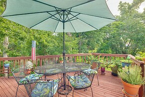 Lovely Bryan Home w/ Deck - 4 Mi to Kyle Field!