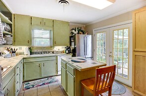 Lovely Bryan Home w/ Deck - 4 Mi to Kyle Field!