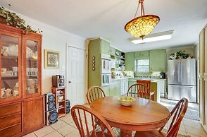 Lovely Bryan Home w/ Deck - 4 Mi to Kyle Field!