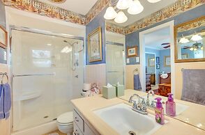 Lovely Bryan Home w/ Deck - 4 Mi to Kyle Field!