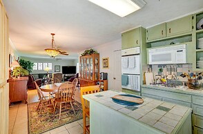 Lovely Bryan Home w/ Deck - 4 Mi to Kyle Field!