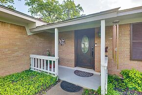 Lovely Bryan Home w/ Deck - 4 Mi to Kyle Field!