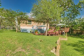 Lovely Bryan Home w/ Deck - 4 Mi to Kyle Field!