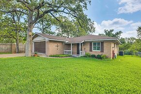 Lovely Bryan Home w/ Deck - 4 Mi to Kyle Field!