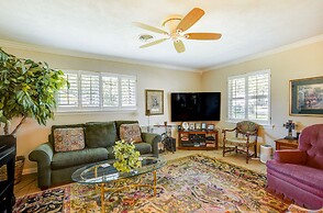 Lovely Bryan Home w/ Deck - 4 Mi to Kyle Field!