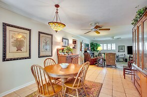 Lovely Bryan Home w/ Deck - 4 Mi to Kyle Field!