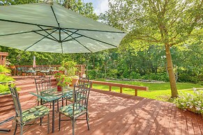 Lovely Bryan Home w/ Deck - 4 Mi to Kyle Field!