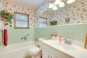 Lovely Bryan Home w/ Deck - 4 Mi to Kyle Field!