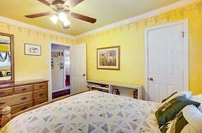 Lovely Bryan Home w/ Deck - 4 Mi to Kyle Field!