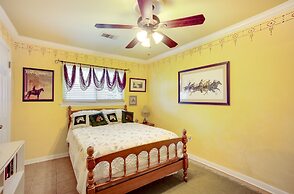 Lovely Bryan Home w/ Deck - 4 Mi to Kyle Field!