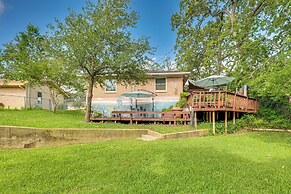 Lovely Bryan Home w/ Deck - 4 Mi to Kyle Field!