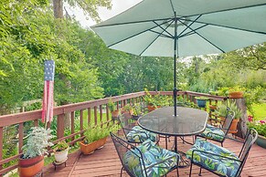 Lovely Bryan Home w/ Deck - 4 Mi to Kyle Field!