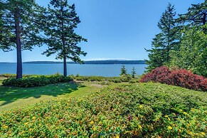 Cozy Langley Retreat: Water Views & Beach Access