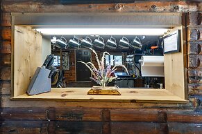 Remote Escape: Klamath Falls Cabin By Lake & Hikes