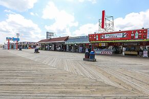 Sunny Seaside Heights Retreat: Walkable Location!