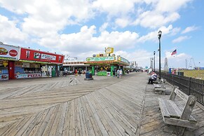 Sunny Seaside Heights Retreat: Walkable Location!