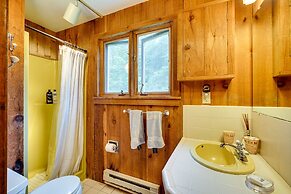 Jamaica Vacation Home w/ Deck: 8 Mi to Skiing!