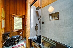 Jamaica Vacation Home w/ Deck: 8 Mi to Skiing!