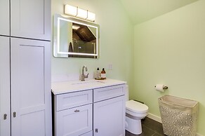 Charming South Bend Retreat ~ 1 Mi to Notre Dame!