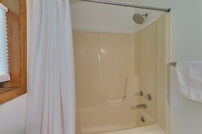 Screened Porch & Grill: Lake Ariel Vacation Rental