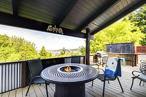 Private Hot Tub & Views: Lovely Waldport Home