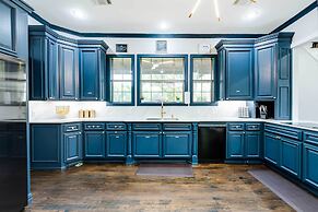 10 Acres w/ Pool & Pond: Luxury Melissa Villa!