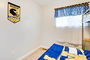 4 Mi to Michigan Stadium: Cozy Home w/ Fire Pit!