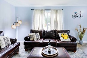 4 Mi to Michigan Stadium: Cozy Home w/ Fire Pit!