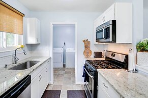 4 Mi to Michigan Stadium: Cozy Home w/ Fire Pit!