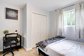 4 Mi to Michigan Stadium: Cozy Home w/ Fire Pit!