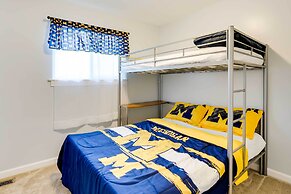 4 Mi to Michigan Stadium: Cozy Home w/ Fire Pit!